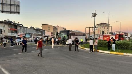 Yolcu otobüsü ile traktör çarpıştı: 8 yaralı