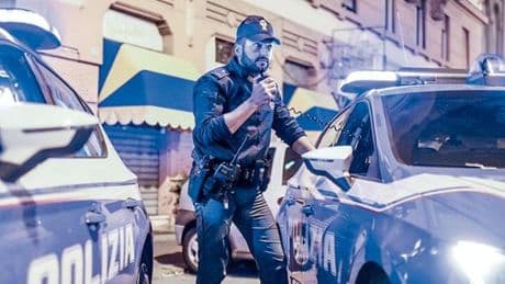 A spasso per Sottoripa con un telefonino rubato, tradito dal messaggio del proprietario
