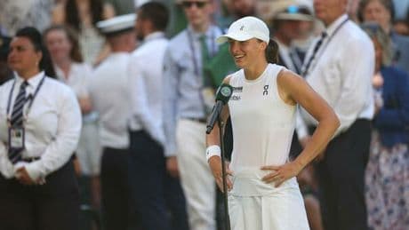 Iga Swiatek "ruba" gli asciugamani di Wimbledon dopo il match. Negli store del torneo costano 67 sterline l'uno