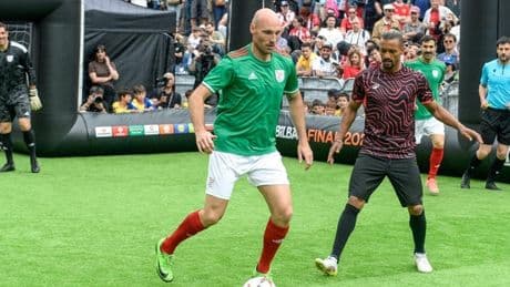 Un goleador partido de leyendas en el Arriaga para abrir boca antes de la final: «Ari, Ari, Toquero lehendakari»