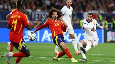Theo Hernández dispara al travesaño