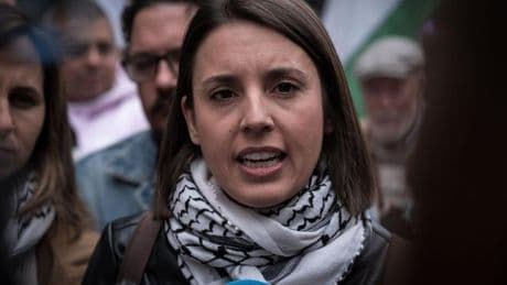 Irene Montero asegura que Sánchez firmará "sumiso" el 5% del gasto militar tras el "paripé" de su rechazo y acusa a Sumar de "hipocresía"