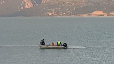 Deniz simidiyle girdiği gölde kayboldu