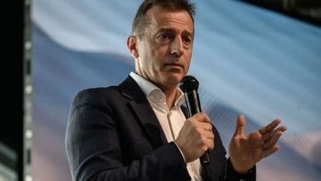 "Cette crise a le potentiel pour être assez grave": Airbus pourrait recruter moins d'apprentis à cause des droits de douane