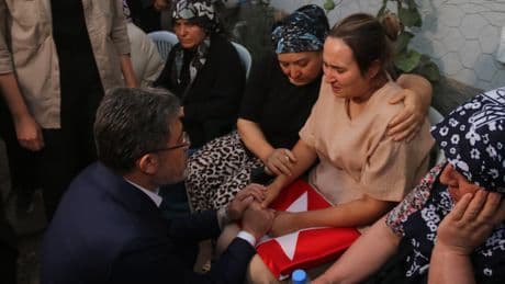 Bakan Yumaklı'dan şehit ailesine taziye ziyareti