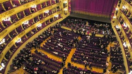 Vietati canottiere, infradito e maleducazione. Alla Scala torna il dress code