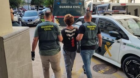 Detenidas dos personas que huyeron en el ferry tras pegar fuego a dos restaurantes en Eivissa