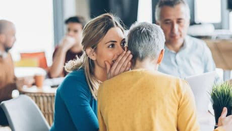 Cotillear con tu pareja podría ser la clave para una relación más feliz, según un estudio