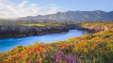 La preciosa (y poco conocida) playa de Asturias escondida en una ensenada