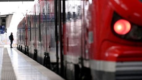 Eltern von Zugabfahrt überrascht: Acht Monate alte Tochter auf Bahnsteig vergessen