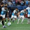 KIJK. Het kan de besten overkomen: panenka van Lionel Messi gaat de mist in