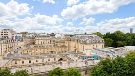 Ce duplex qui offre une vue à 360 degrés sur le Palais de l’Élysée est à vendre