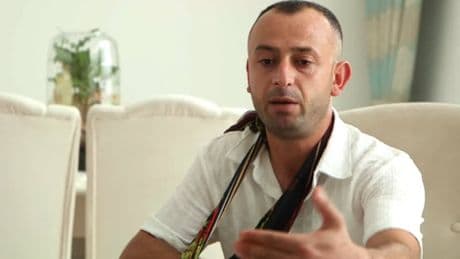 "Ses balles ciblaient ma tête": Akif, blessé à la main lors de l'attentat raciste de Puget-sur-Argens, témoigne