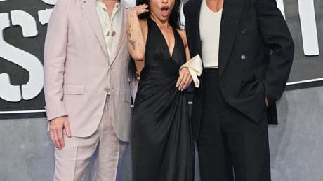 Austin Butler rescues Zoë Kravitz from rogue bee at ‘Caught Stealing’ red carpet — see the photos