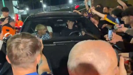 Lamine Yamal y Gavi, rodeados en su coche por la afición del Barça