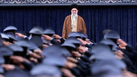 Isolé dans un bunker, Ali Khamenei a des options de riposte limitées face aux frappes américaines