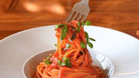 Spaghetti al pomodoro da 45 euro: scoppia la polemica sul lago di Como