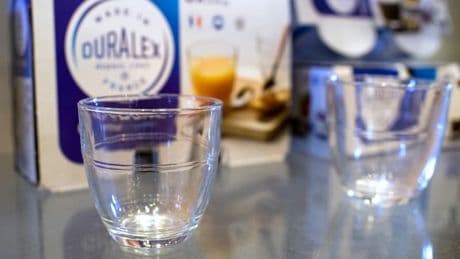 "Être encore là dans 100 ans": un an après la reprise par ses salariés, Duralex sera-t-elle une des rares Scop à vraiment marcher?