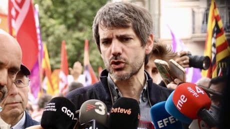 PSC y Comuns presionan por la reducción de la jornada y ERC reclama un salario mínimo catalán