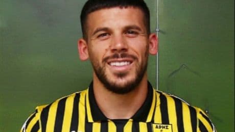 El ex jugador del Barça Carles Pérez, ingresado en el hospital tras morderle un perro en los genitales