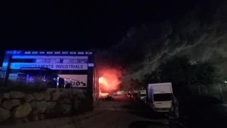 Un incendio químico obliga a confinar Vilanova, Roquetes, Cubelles, Cunit y Calafell
