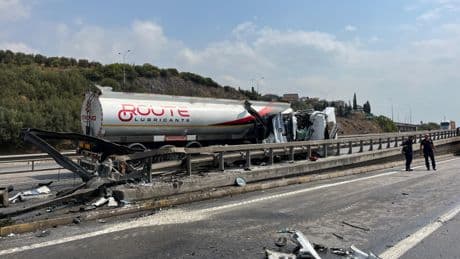 Kocaeli'de kaza yapan tanker D-100 kara yolunda ulaşımı aksattı