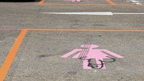 Vandalizan un aparcamiento exclusivo para mujeres en León con pintadas obscenas