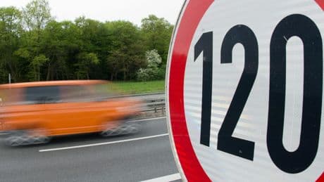 Duitse politie flitst auto die 321 km/uur rijdt op de snelweg