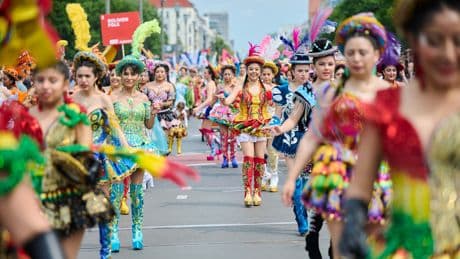 Riesen-Party in Berlin - Hunderttausende feiern Karneval der Kulturen