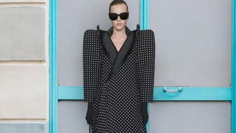 Una lluvia de estrellas y siluetas icónicas: así ha sido el último desfile de Demna Gvasalia para Balenciaga