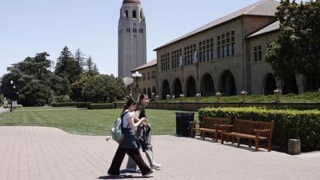 Stanford University ontslaat honderden mensen na geschrapte subsidies