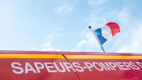 Haute-Savoie : un pompier entre la vie et la mort après avoir été percuté lors d’un rodéo urbain