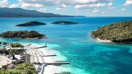 Vacanze, le 10 mete insolite (e tranquille) in Europa: dalla Venezia "belga" al ?Deserto delle Agriate