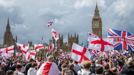 London: Massen-Protest gegen Migration – Polizei meldet zahlreiche Festnahmen und verletzte Beamte