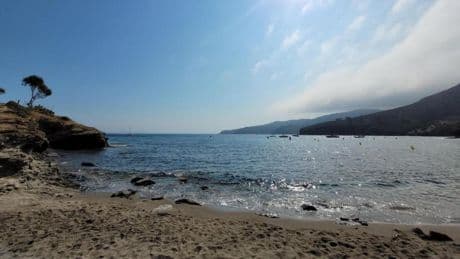 Roses restringe la circulación en las calas del Cap de Creus para evitar su masificación