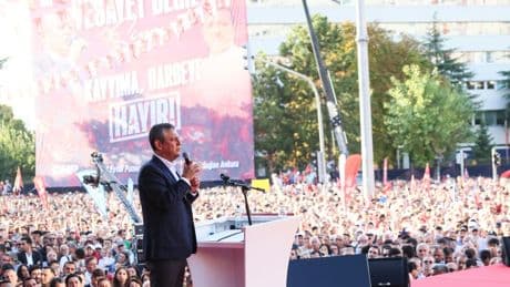 Turquie : avant une audience cruciale pour le CHP, des dizaines de milliers de personnes défilent à Ankara