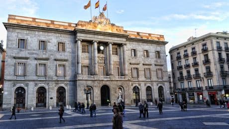 La pugna entre partidos amenanza un incremento salarial en el Ayuntamiento de Barcelona