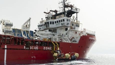 La Guardia Costera libia tirotea a uno de los barcos humanitarios que socorren a inmigrantes en el Mediterráneo