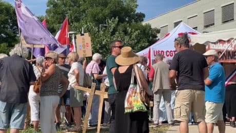"Les gens vont mourir": 200 personnes mobilisées pour la réouverture complète des urgences de Manosque