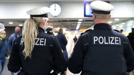 Hauptbahnhof Dresden: Mann schlägt Polizistin Flasche ins Gesicht