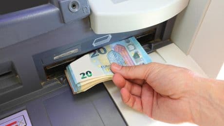 Detenida una mujer que estafó dinero a su pareja con movilidad reducida: llegó a sacar 5.000 euros de su cuenta