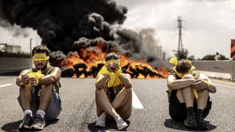 La familias de los rehenes israelíes exigen en las calles que el Gobierno de Netanyahu firme una tregua en Gaza