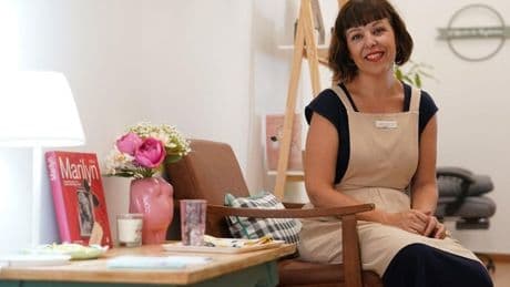 De maquilladora en series en Madrid a abrir un centro de estética en Santutxu donde vende muebles restaurados por ella