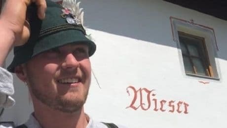 Morto Aaron Engl, trovato semidecapitato con una motosega: dopo aver assunto allucinogeni a un rave party era andato da solo nel bosco
