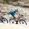 Versnelling in het peloton zorgt voor chaos, Milan en Merlier moeten achtervolgen