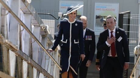 Royals: Schiffstauglicher Look: Prinzessin Kate geht in Marineblau an Bord