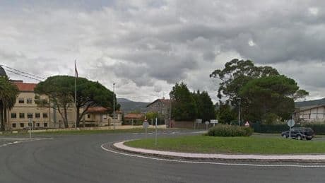 Herido tras salirse su coche de la calzada y chocar contra un árbol en Barrika