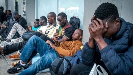 Medio centenar de refugiados malienses se hacina en Vitoria en soportales de Salburua y Gazalbide