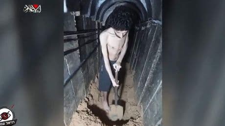 Hamas bewijst Gazanen zeer slechte dienst met sadistische video van gijzelaar die eigen graf graaft
