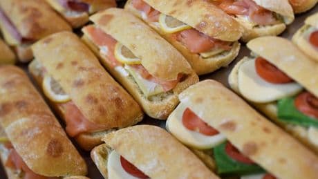 "Elles sont agiles et innovent": pourquoi les boulangeries concurrencent de plus en plus les restaurants